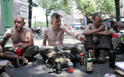 Alcools qui réchauffent quand on dort la nuit sur le parking du Lidl en pleine hiver